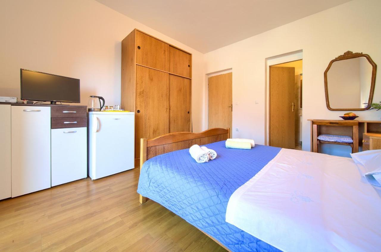 Apartments Petra Krk Town Bagian luar foto