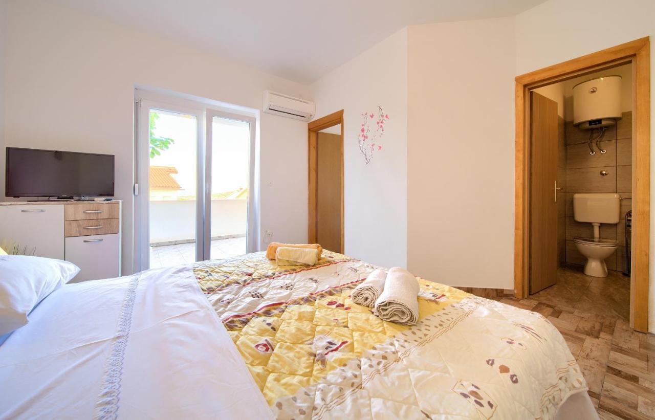 Apartments Petra Krk Town Bagian luar foto