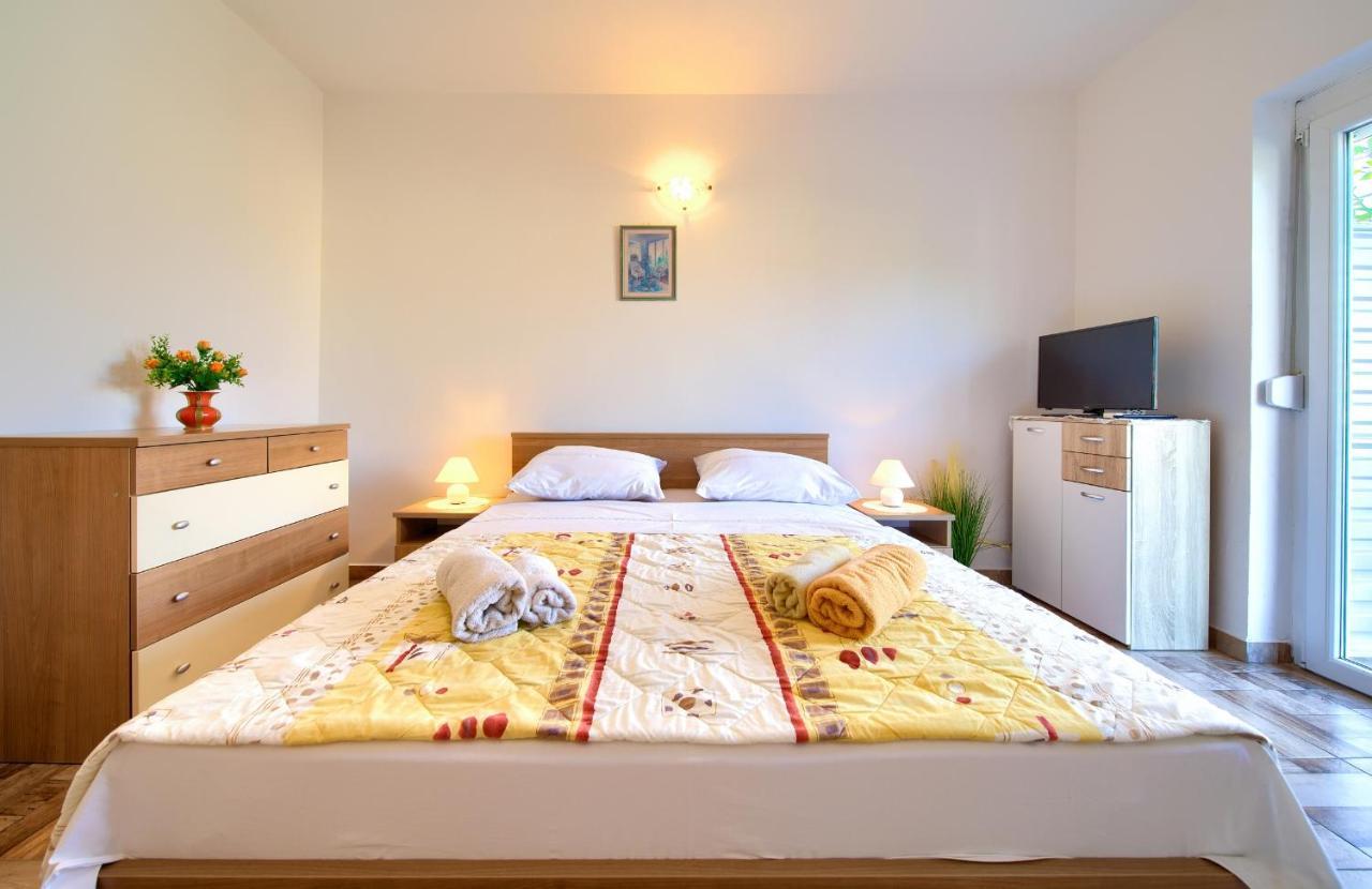 Apartments Petra Krk Town Bagian luar foto
